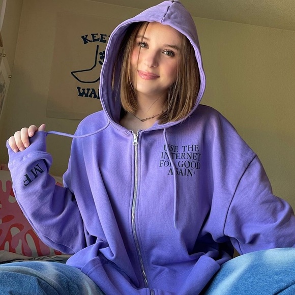 ✨THE MAYFAIR✨Use the Internet for Good Again Hoodie and Shorts Set - Picture 5 of 5